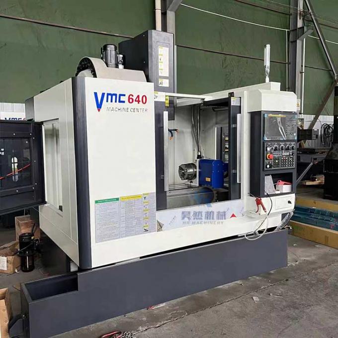 Kleine VMC640 Vier-Assige CNC Verticaal Bewerkingscentrum Machine 0